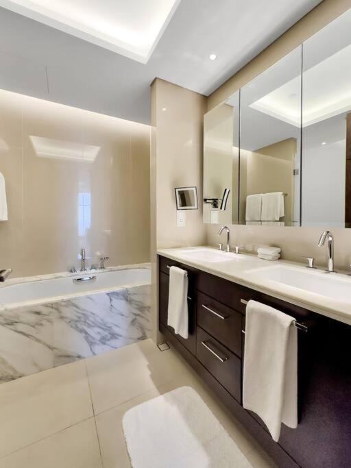 Apartment Easemytrip - Premium Burj Khalifa View - Address Sky View Dubai